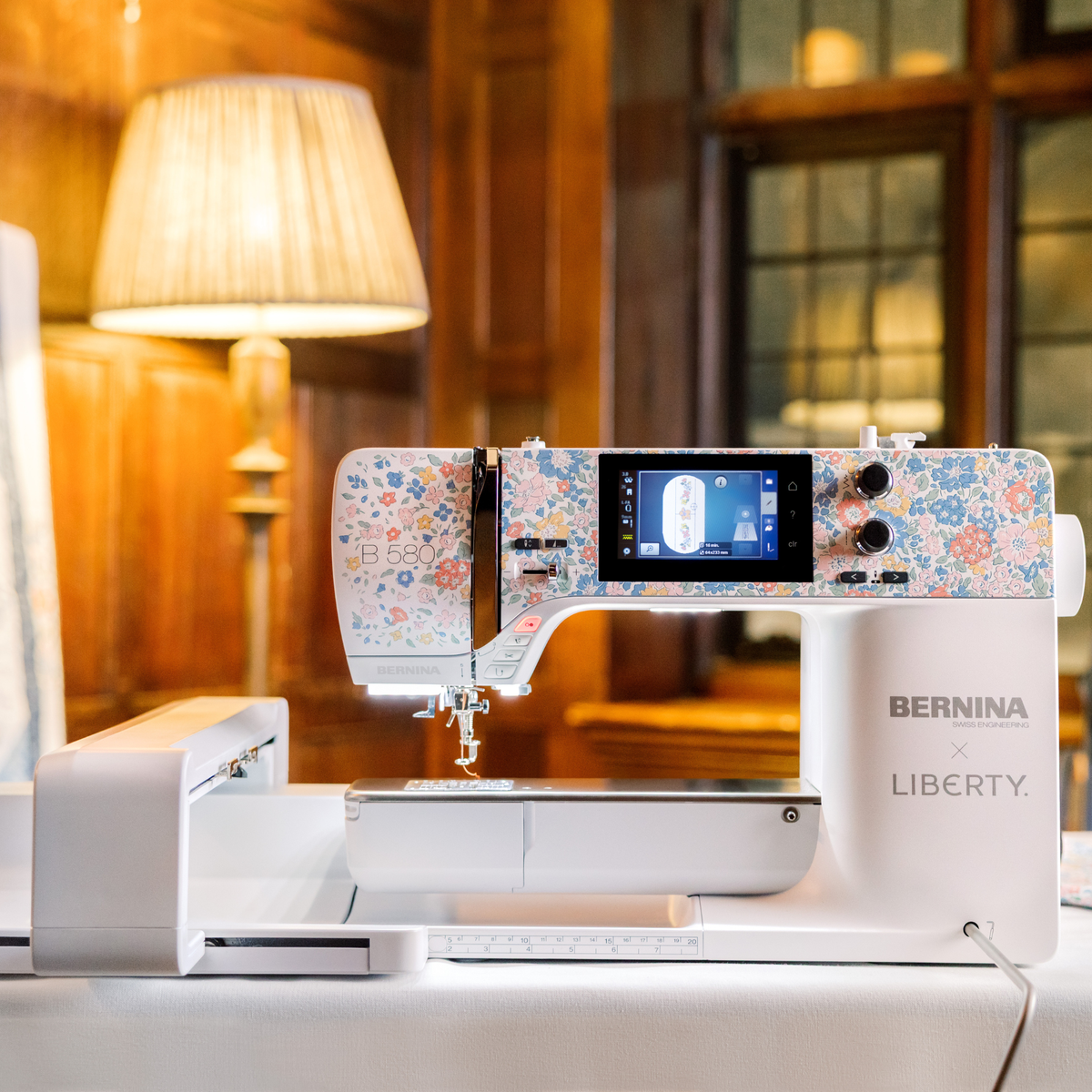 BERNINA 580 LE Liberty Edition - Stitch Your Love Story Inkl. Broderi Modul