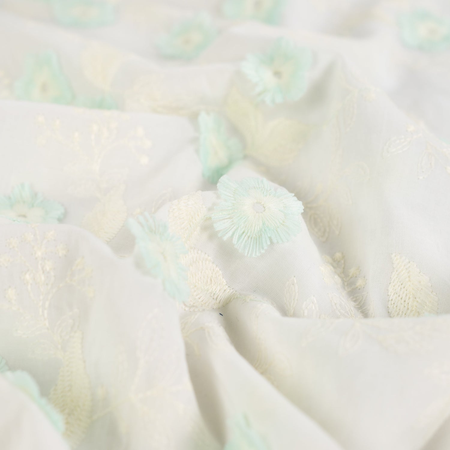 Engelsk Blonde Bomull - Blomster brodert mint