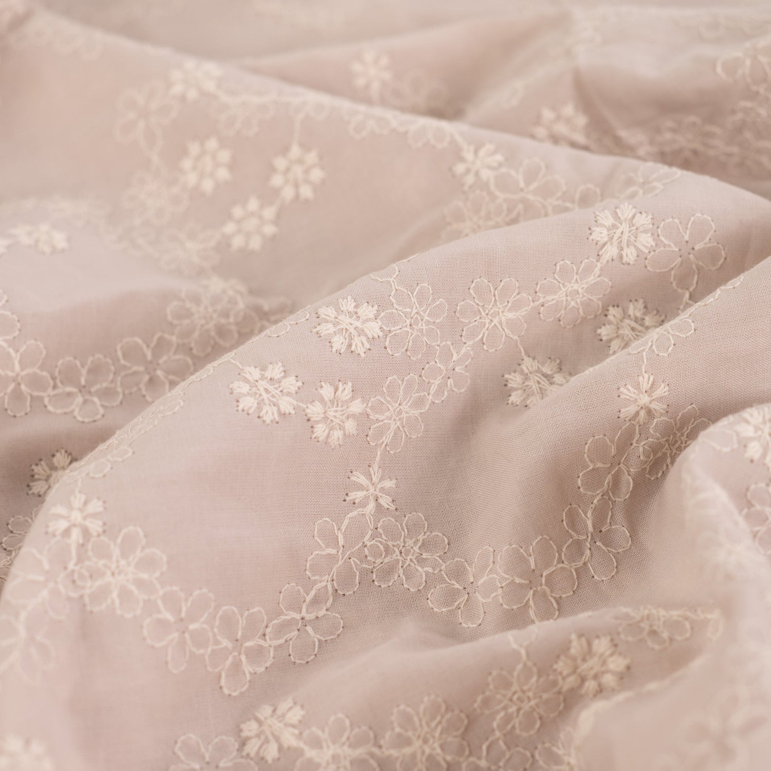 Engelsk Blonde Bomull - Blomster brodert sand
