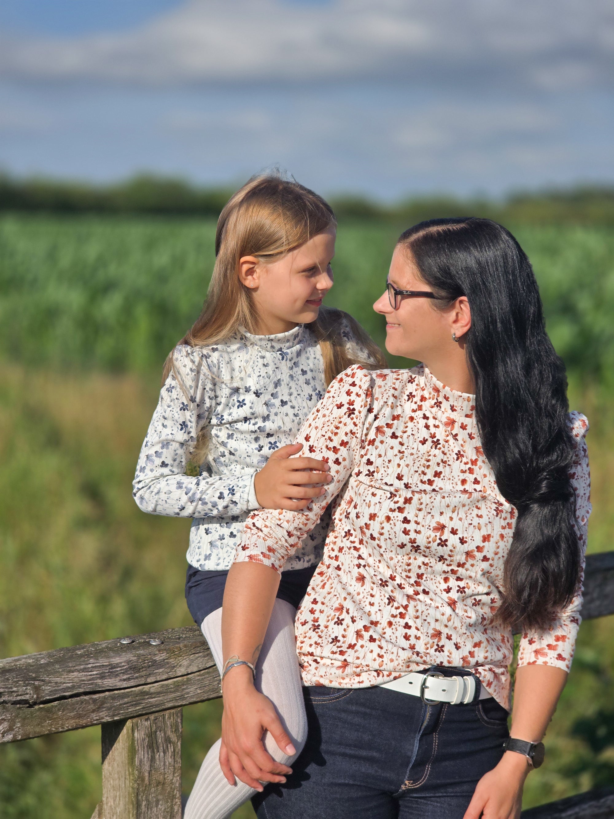 Ribbet Jersey - Søte Blomster, Offwhite Vinrød