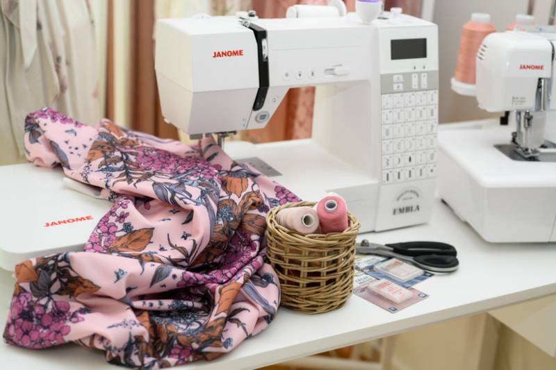 Utstillingsmodell - Janome Embla DC6030 Inkludert Bonus Pakke verdi 1500