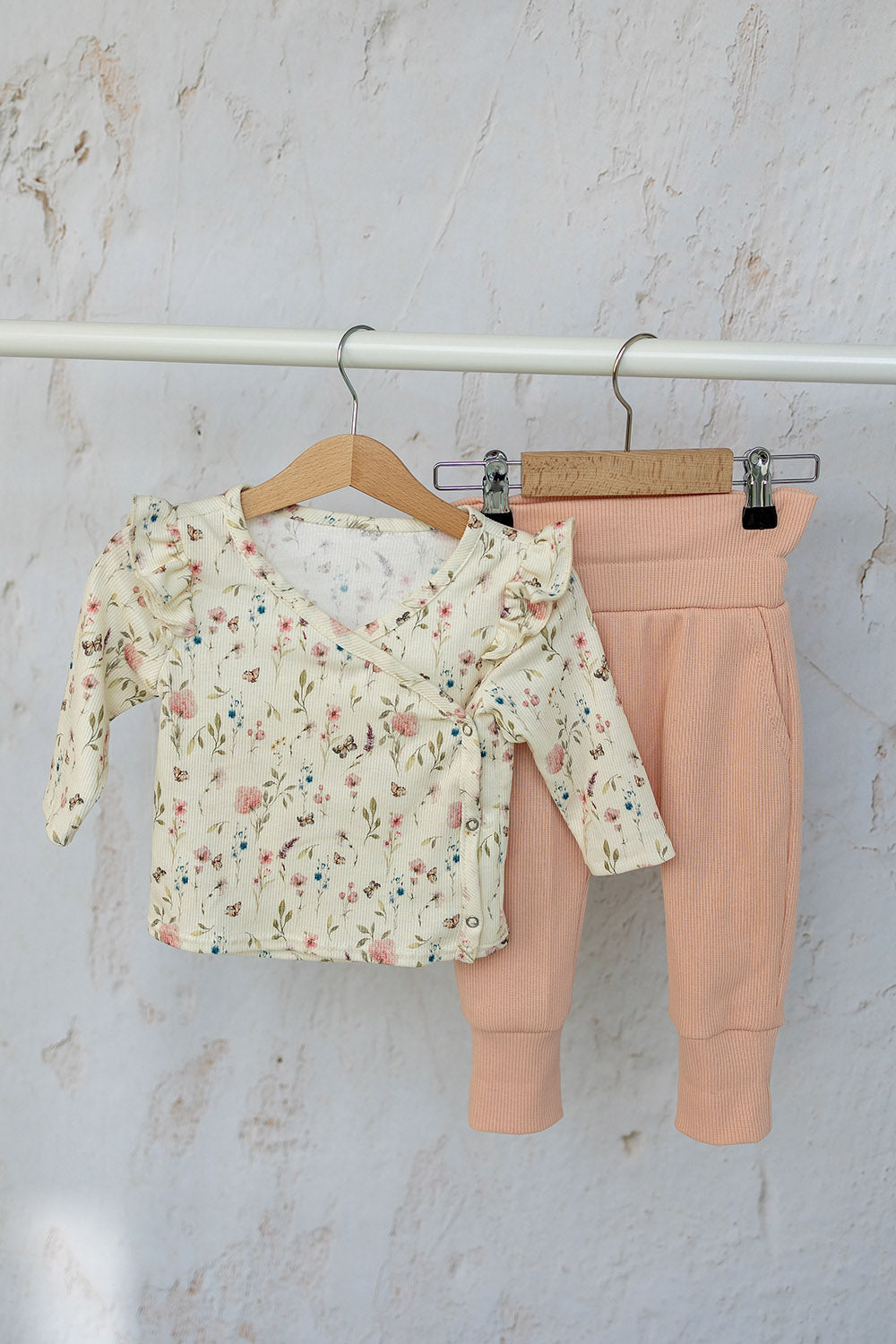 Ribbet Jersey - pastel Blomster og sommerfugler, Offwhite