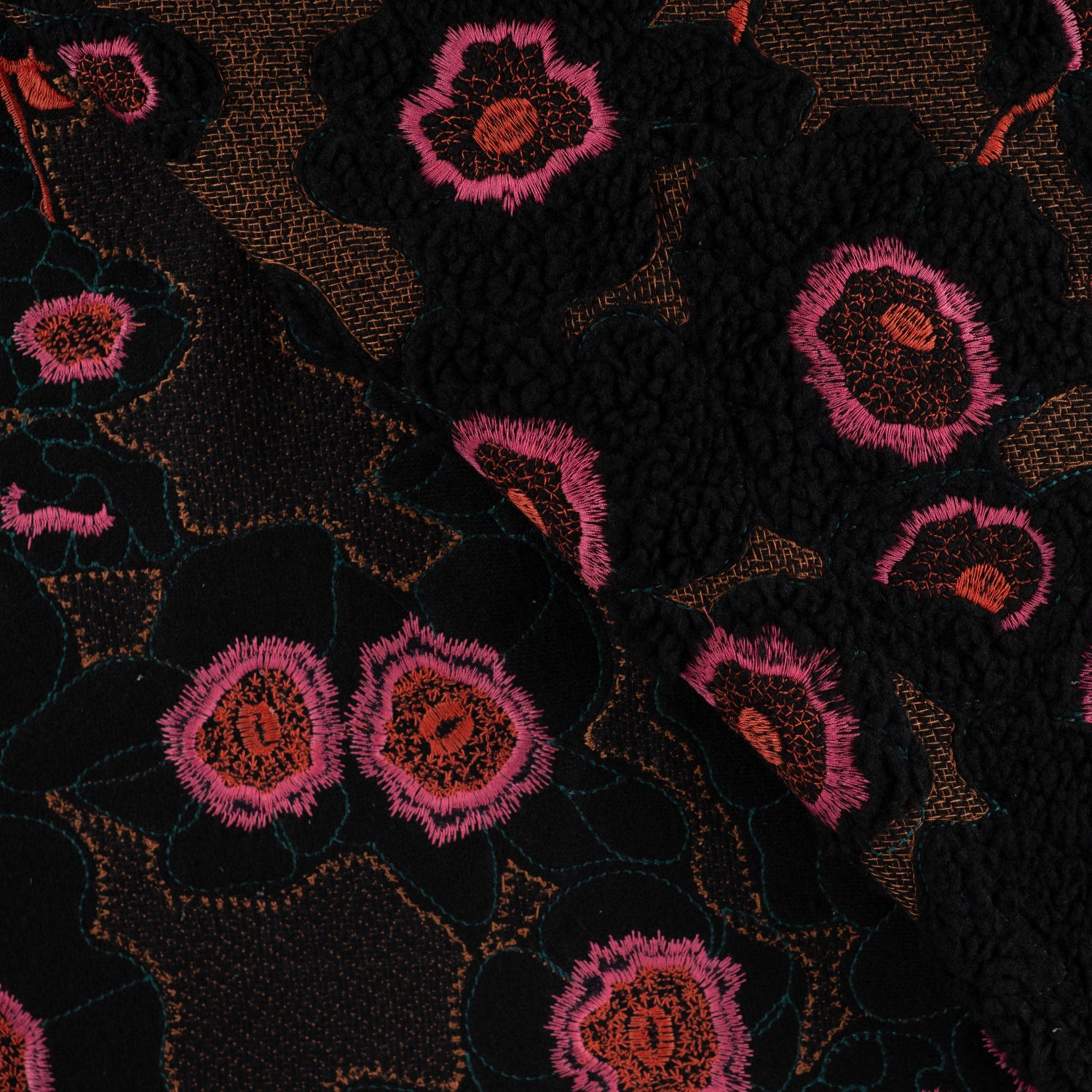 Curly teddy - Blomster broderi svart