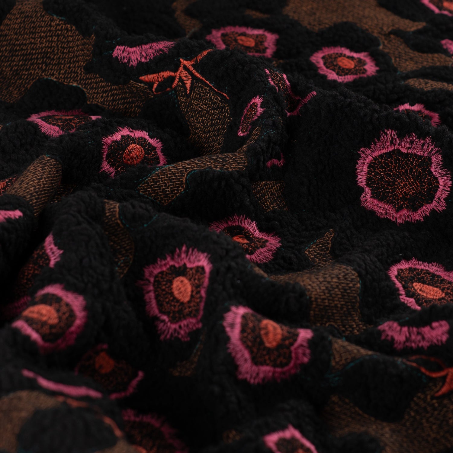 Curly teddy - Blomster broderi svart