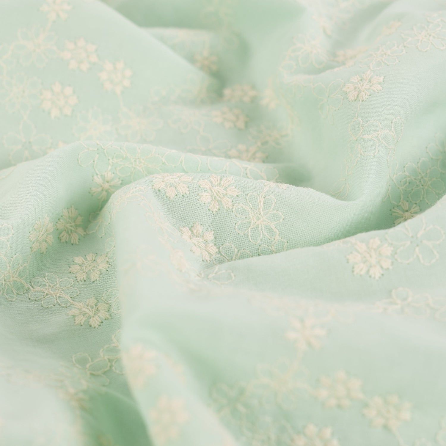 Engelsk Blonde Bomull - Blomster brodert pastel mint