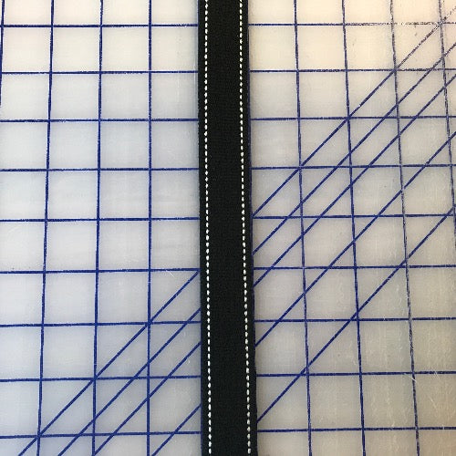 Syntetisk WEBBING – 25mm svart med hvit stikning