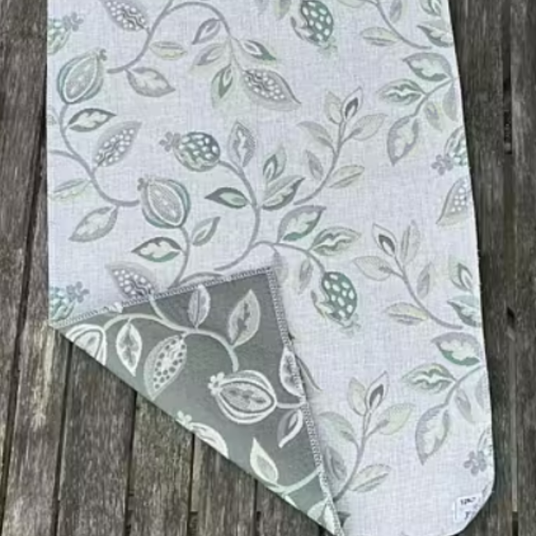 Møbelstoff Jacquard -Blomstrende greiner lys beige og grønn