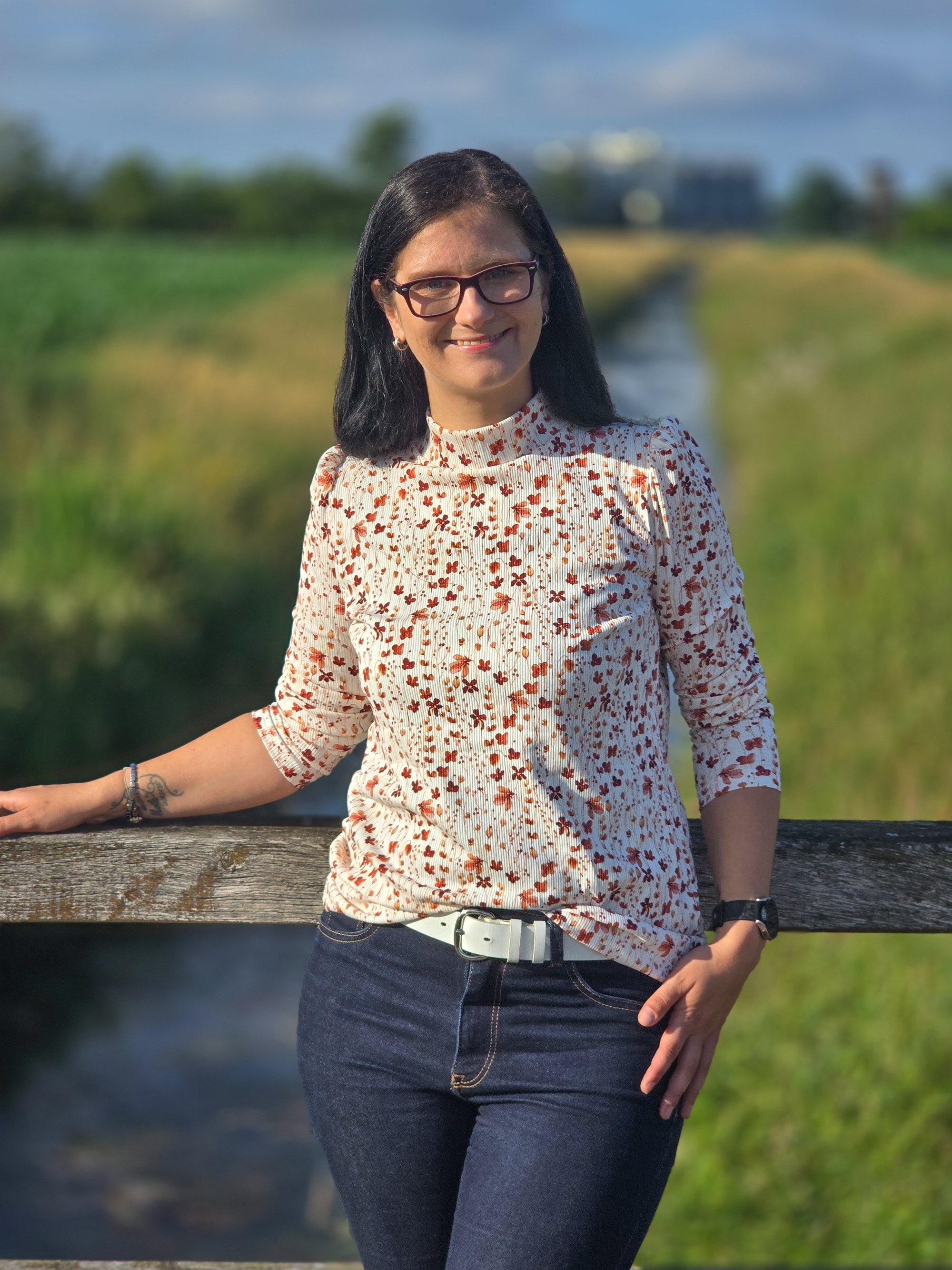 Ribbet Jersey - Søte Blomster, Offwhite Vinrød