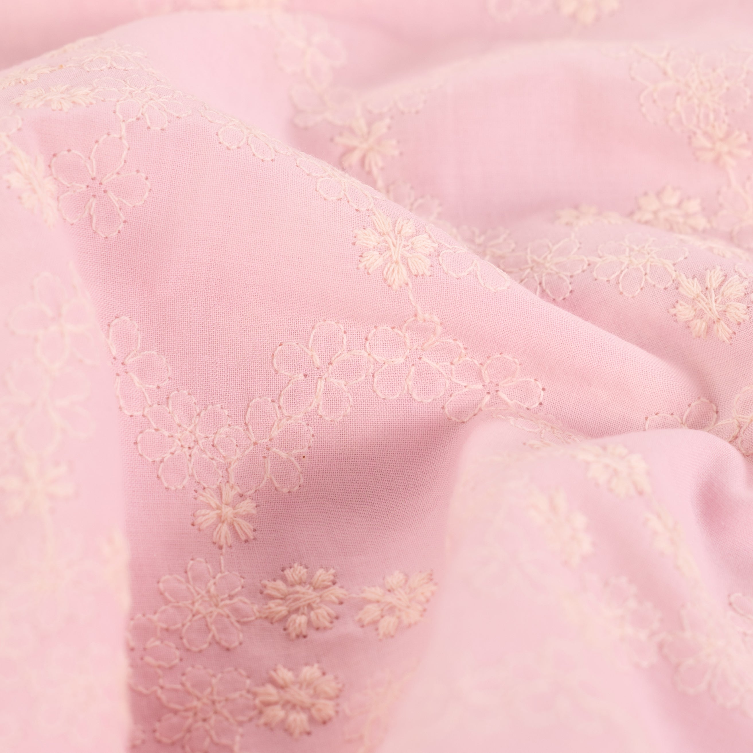Engelsk Blonde Bomull - Blomster brodert lys rosa