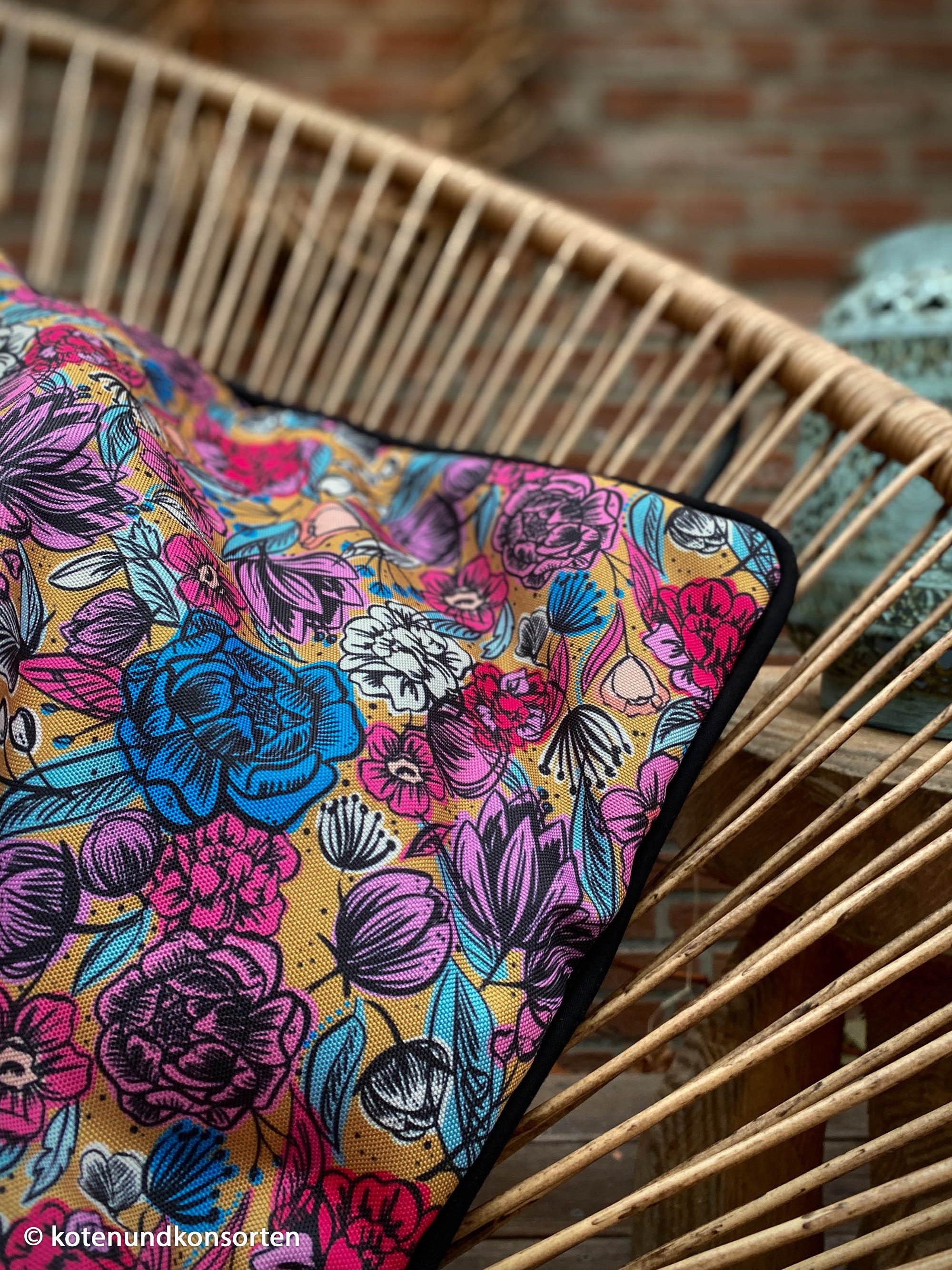 Vanntett Utendørsstoff - Happy Collection by Cherry Ochre